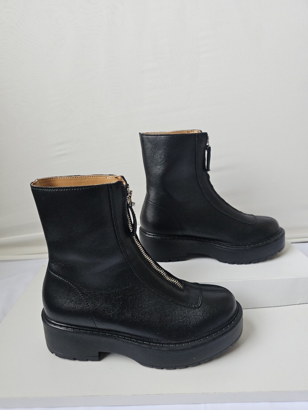 NIB Steve Madden Monrow Black Leather Front Zip Platform Boots - Size 7.5